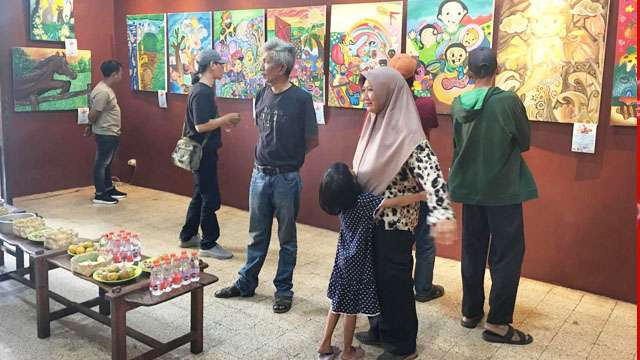 Suasana pameran "Sae Onggu" oleh Sanggar Warung Lukis Anak Probolinggo di Galeri Merah Putih Surabaya. (Ngopibareng.Id/Anto)