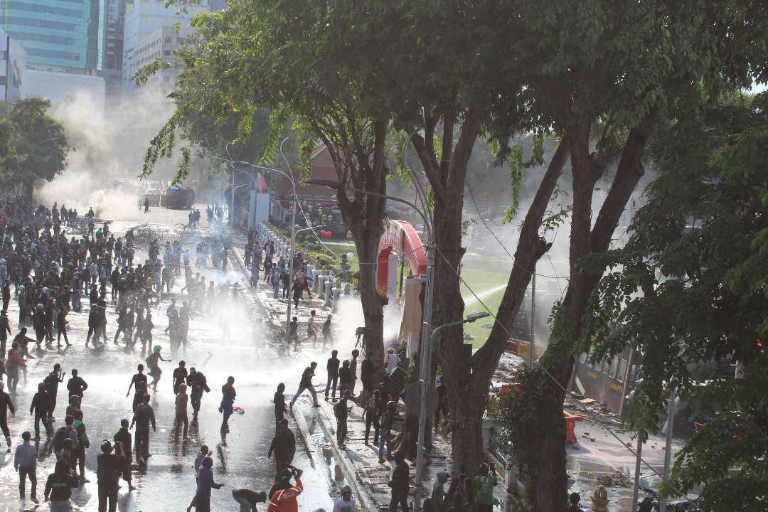 Aksi demonstrasi di depan Grahadi pada Jumat, 29 Agustus 2025. (Foto: Putra Pradana/Ngopibareng.id)