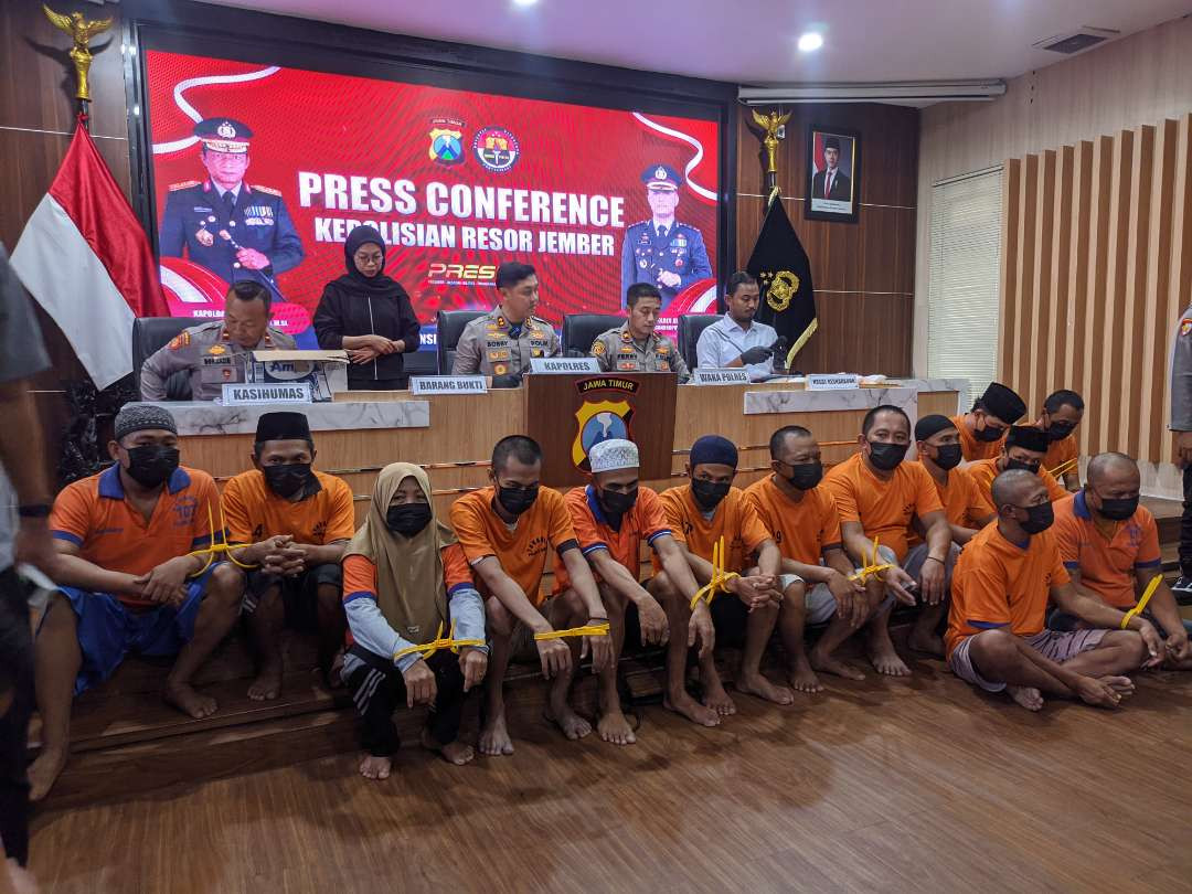 15 tersangka pengedar sabu dan obat keras berbahaya ditahan di Polres Jember (Foto: Rusdi/Ngopibareng.id)