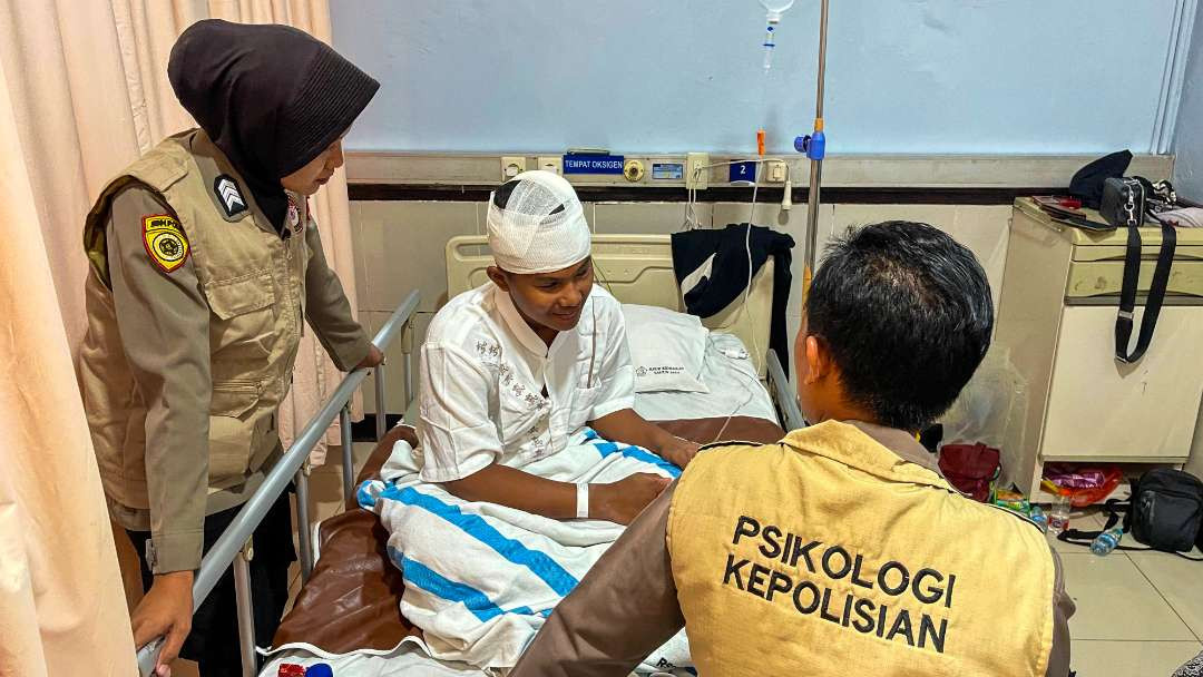 Tangis haru santri korban Ponpes Al-Khoziny Sidoarjo saat polisi dampingi proses trauma healing (Foto: Aini Arifin/Ngopibareng.id)