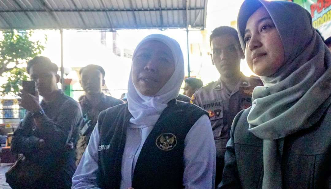 Gubernur Jatim Khofifah Indar Parawansa saat bercerita tentang kisah ajaib santri selamat (Foto: Aini Arifin/Ngopibareng.id)