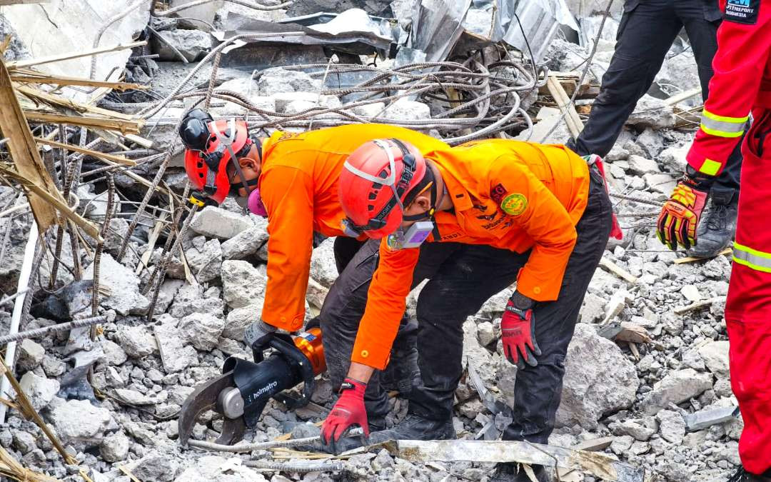 Tim SAR potong reruntuhan beton Ponpes Al-Khoziny Sidoarjo (foto: Basarnas Surabaya)