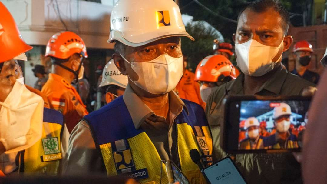 Menteri PU, Dody Hanggodo saat tinjau lokasi Ponpes Al-Khoziny Sidoarjo (foto: Aini Arifin/Ngopibareng.id)