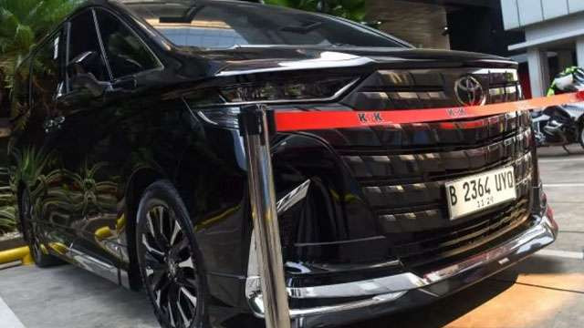 Mobil Toyota Alphard  nopol B-2364 UYQ yang disita KPK dari rumah mantan Wamen Immanuel Ebenezer  dikembalikan karena ternyata mobil sewa. (Ngopibareng.Id/Anyara)