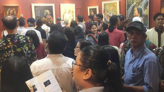 Suasana pembukaan pemeran dua orang imam Katolik di Galeri Merah Putih Surabaya. (Ngopibareng.Id/Anto)