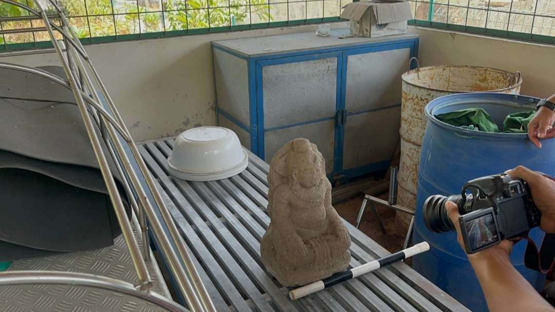 Patung Arca Dewa yang ditemukan warga saat gali kubur. (Foto: Deni Lukmantara/Ngopibareng)