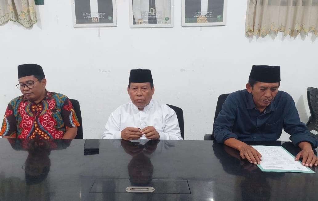 Ketua PCNU Kota Probolinggo, Arbsi Hasan (tengah) didampingi pengurus lainnya saat menyampaikan pers rilis. (Foto: Ikhsan Mahmudi/Ngopibareng.id)