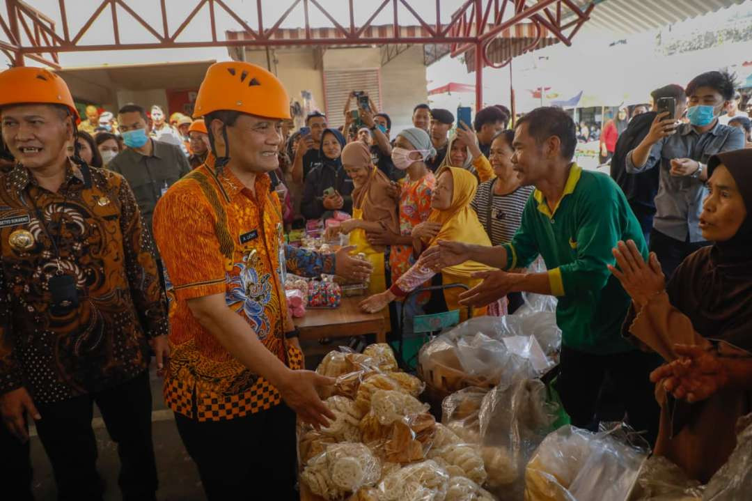 Gubernur Jawa Tengah Ahmad Luthfi mengupayakan percepatan pemulihan (recovery) aktivitas ekonomi di Pasar Kota Wonogiri, pasca kejadian kebakaran di pasar tersebut pada 6 Oktober 2025 lalu. (Foto: Pemprov Jateng)