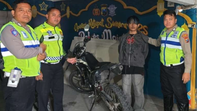 Terduga pelaku yang diamankan Satlantas Polres Mojokerto.(Dok. Satlantas)