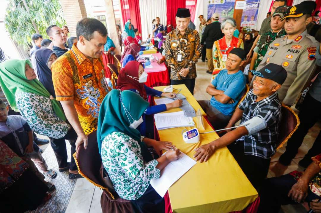 Gubernur Jawa Tengah Ahmad Luthfi saat meninjau kegiatan Dokter Spesialis Keliling (Speling) di Desa Wonoharjo, Kecamatan Wonogiri, Kabupaten Wonogiri, Kamis, 9 Oktober 2025. (Foto: Pemprov Jateng)