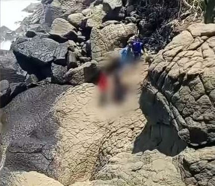 Empat Karang Taruna RW 8 Simolawang, Surabaya, terseret ombak di Pantai Modangan, Desa Sumberoto, Kecamatan Donomulyo, Kabupaten Malang, Jawa Timur, Minggu 12 Oktober 2025 pagi. Satu meninggal, dua dalam pencarian dan satu terselamatkan. (Foto: tangkapan layar jtv)