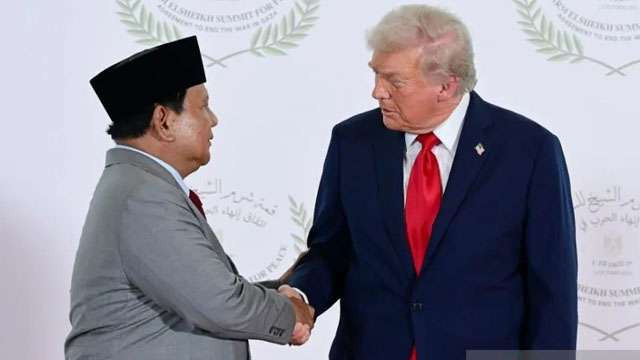 Presiden Prabowo berjabat tangan dengan Presiden Trump pada sesi foto KTT Gaza di Sharm el-Sheikh, Mesir, Senin malam waktu setempat. (Ngopibareng.Id/Antara/BiroPers)