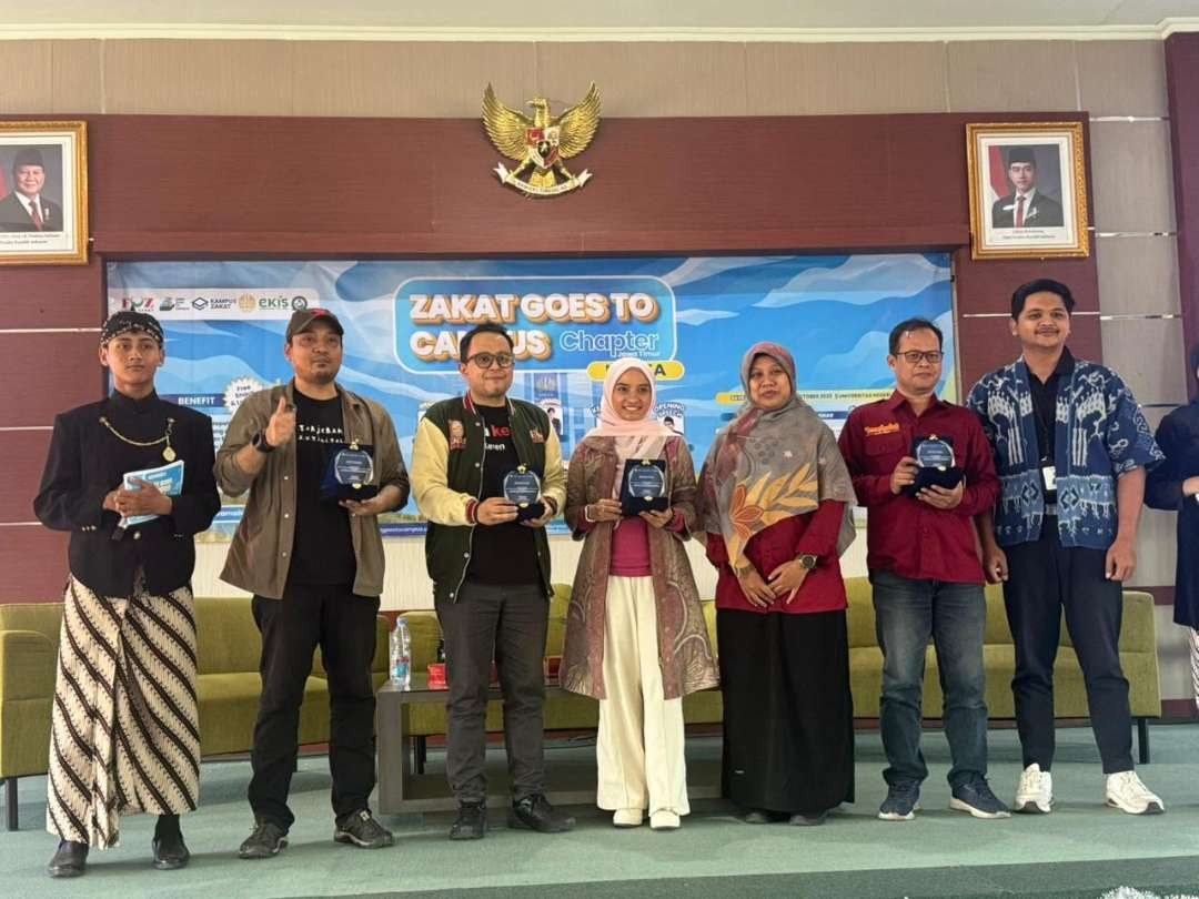 Jajaran tamu undangan, narasumber, bersama FOZ dalam hari kedua pelaksaan Zakat Goes to Campus Chapter UNESA. (Foto: Yunus Ar-Rahman/Ngopibareng.id)