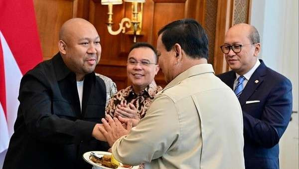 Putra Tunggal Presiden Prabowo Ragowo Hediprasetyo atau Didit menerima potongan tumpeng dari ayahnya, Presiden Prabowo (Foto: Istimewa)
