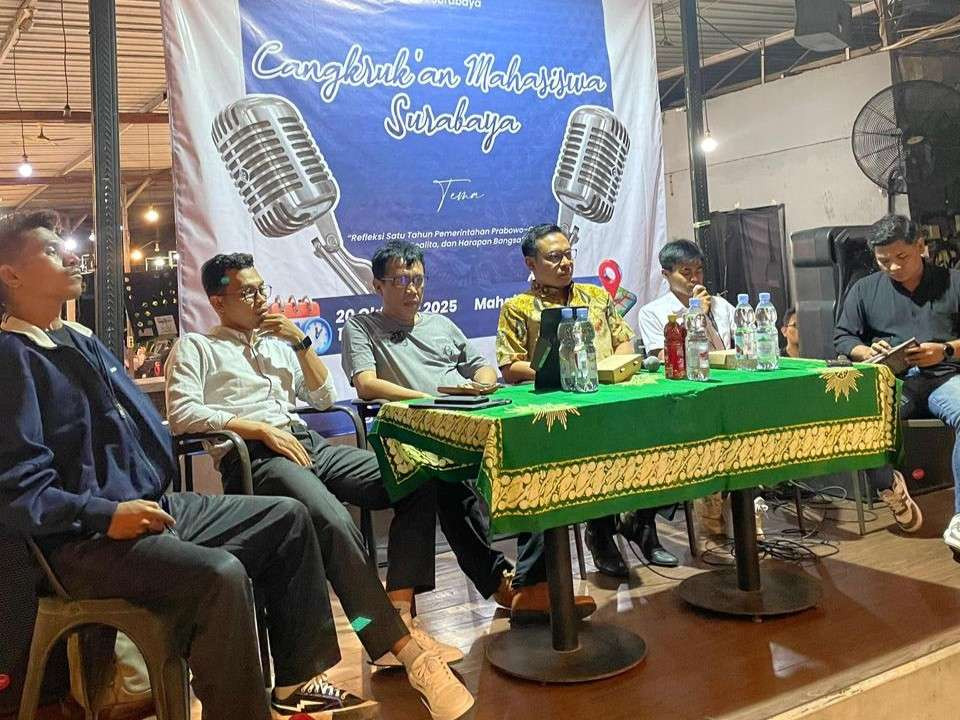 Para tamu undangan dan narasumber dalam acara Cangkrukan Mahasiswa Surabaya. (Foto: ABS/Ngopibareng.id)