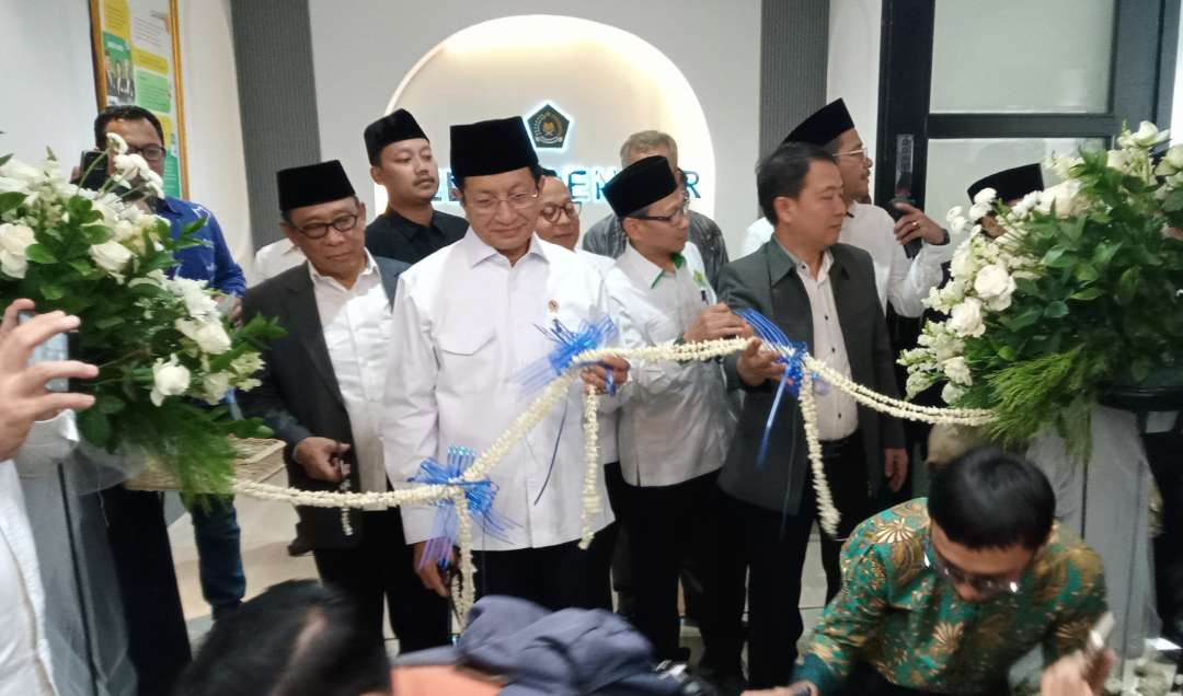 Menteri Agama Nasaruddin Umar menggunting untaian melati menandai peresmian Media Center Kemenag (Foto: Asmanu Sudarso/Ngopibareng.id)