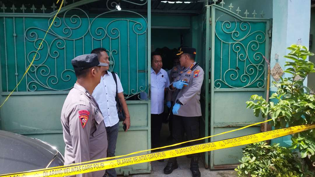 Kapolresta Banyuwangi Kombespol Rama Samtama Putra mendatangi TKP pembunuhan (Foto: Muh Hujaini/Ngopibareng.id)