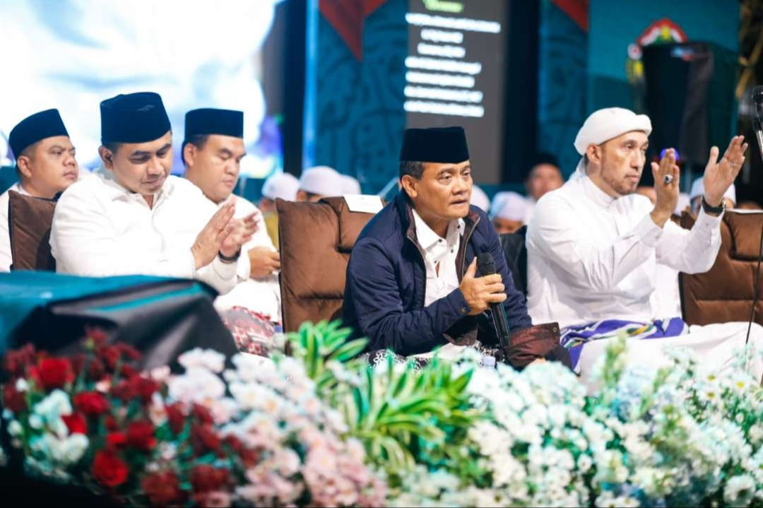 Gubernur Jawa Tengah Ahmad Luthfi dan Wakil Gubernur Taj Yasin Maimoen meluncurkan program beasiswa santri dan pengasuh pesantren tahun 2026. Peluncuran ini dilakukan bersamaan dengan acara Jateng Bersholawat dalam rangka peringatan Hari Santri Nasional (HSN) di Alun-alun Kabupaten Kudus, Selasa, 21 Oktober 2025 malam. (Foto: Pemprov Jateng)