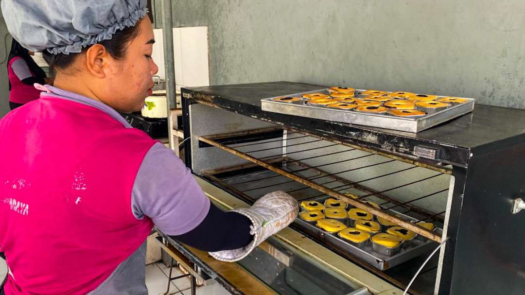 Warga binaan Rutan Perempuan Surabaya membuat roti. (Foto: Aini Arifin/Ngopibareng.id)