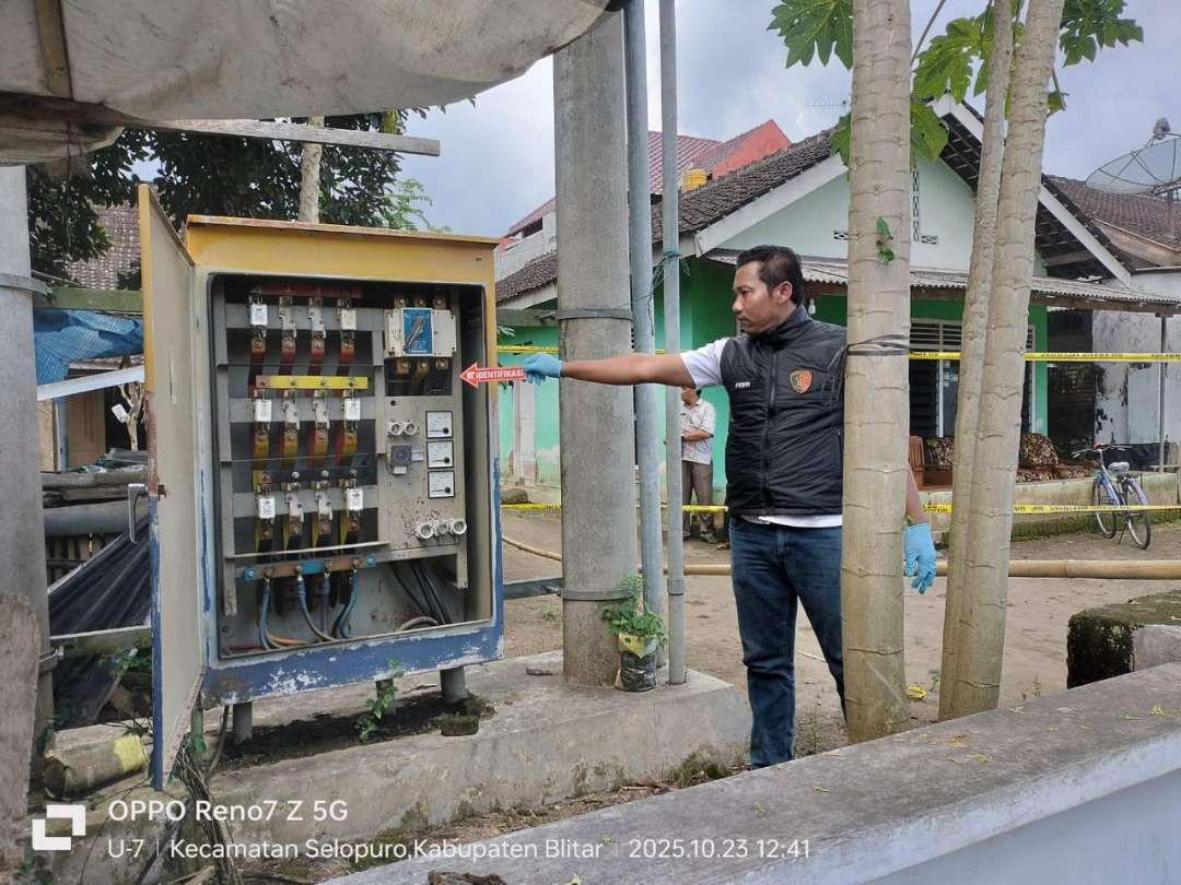 Tempat Korban inisial ARR laki laki,3,tahun , tewas tersengat listrik di kotak Gardu PLN yang tak ter kunci terletak di halaman rumah korban di Desa Popoh Kecamatan Selopuro Kabupaten Blitar, Kamis 23 Oktober 2025. (Foto: dok. Polres blitar)