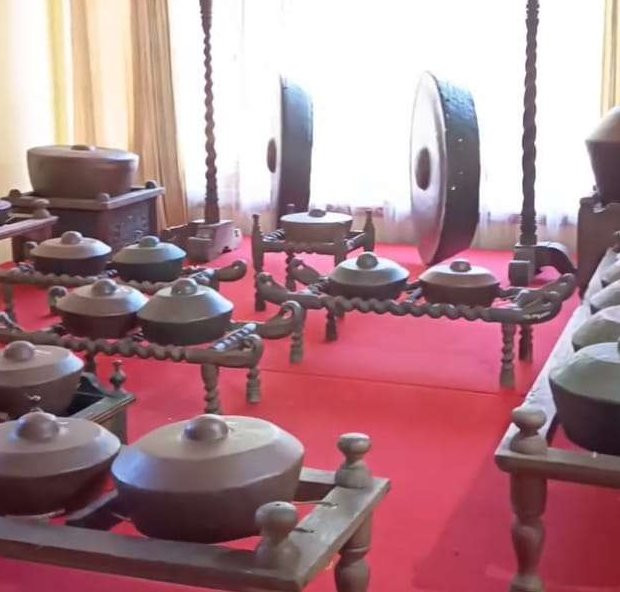 Sejumlah benda antik dan bersejarah berupa gamelan di Museum Cakraningrat, Bangkalan, Madura. (Instagram: Museum _ Cakraningrat)
