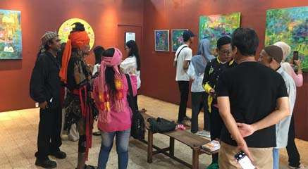 Suasana Galeri Merah Putih yang menggelar karya Aisyah Hilya. Pameran berlabel “The Colour of Journey” berlangsung  25–30 Oktober 2025. (Ngopibareng.Id/Anto)