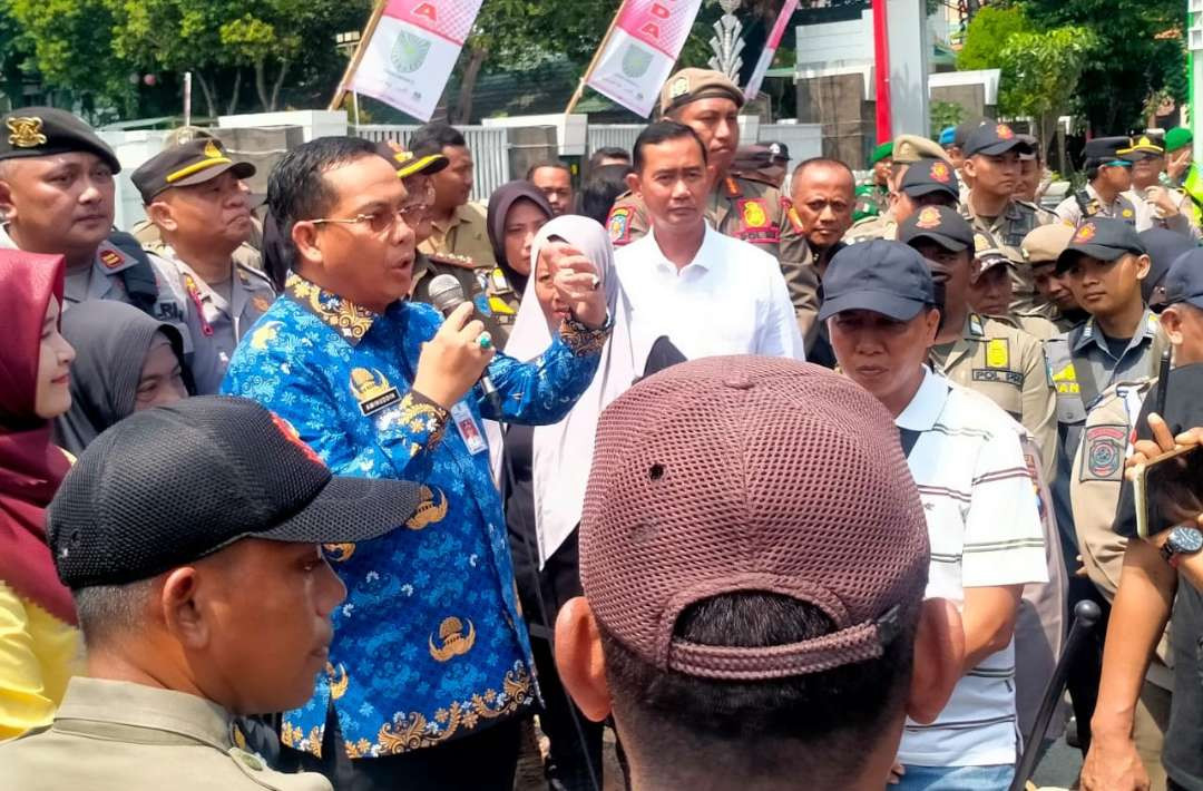 Walikota Probolinggo, dr. Aminuddin saat menemui pengunjuk rasa.  (Foto: Ikhsan Mahmudi/Ngopibareng.id)