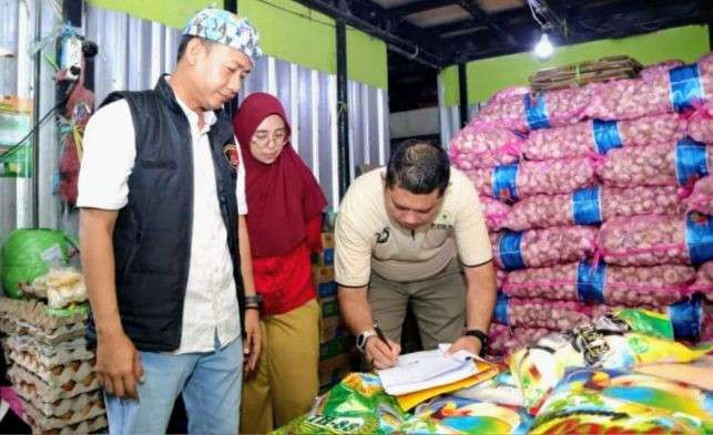 Tim Satgas Pangan Situbondo saat sidak harga beras di salah satu toko di Kecamatan Situbondo.(Foto: Disperindag Situbondo)