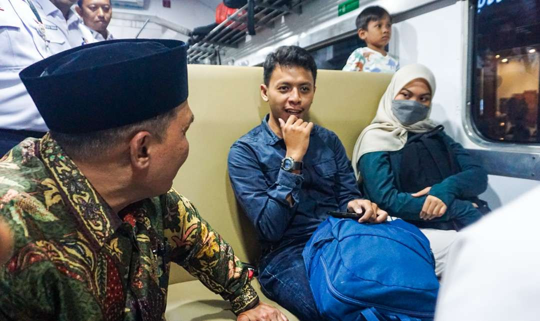Penumpang kereta api lokal saat menyampaikan keluhan kepada legislatif. (Foto: Aini Arifin/Ngopibareng.id)