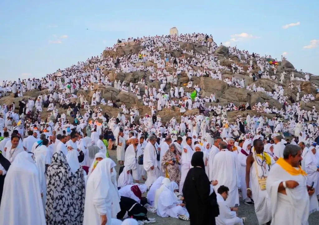 Momen jemaah hari dari berbagai penjuru dunia saat melaksanakan wukuf di Arafah, yang wajib diikuti oleh seluruh jemaah haji dalam kondisi apapun (Foto: istimewa)