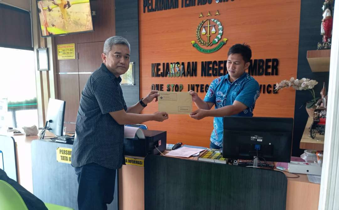 Anggota tim kuasa hukum tersangka Purcahyono Juliatmoko saat melayangkan permohonan RJ (Foto: Dokumentasi Moko)