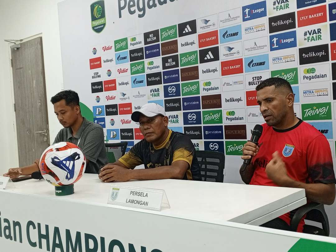 Carteker Pelatih Persela Lamongan, Ragil Sudirman didampingi Alberto 'Beto' Hinzalves saat konferensi pers usai official training di Stadion Surajaya Lamongan, 30 Oktober 2025. (Foto: Imron Rosidi/Ngoibareng.id)
