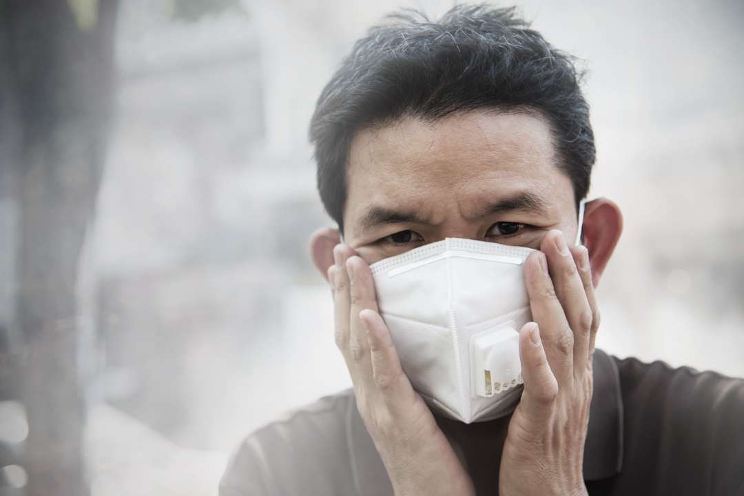 Ilustrasi seseorang menggunakan masker. (Foto: Freepik.com)