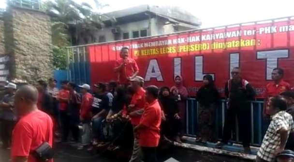 Eks karyawan PT Kertas Leces (PTKL) di Kecamatan Leces, Kabupaten Probolinggo saat berdemonstrasi di depan pabriknya. (Foto: Dok SurabayaPost.id)