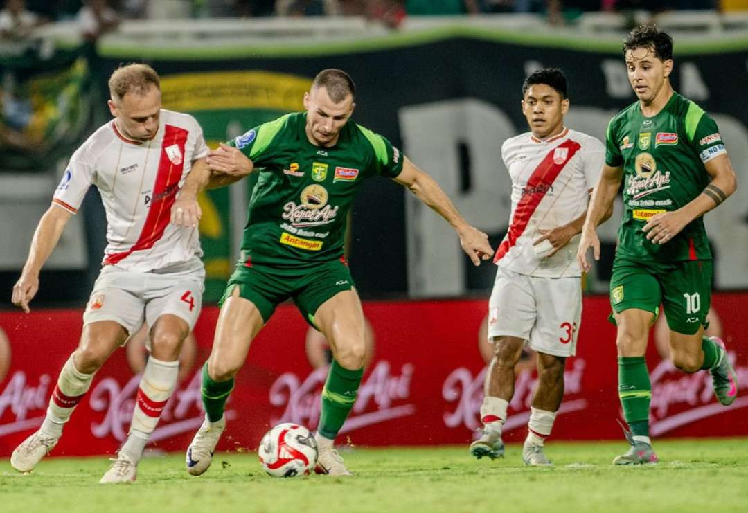 Persebaya Surabaya kalahkan Persis Solo 2-1 di GBT. Gol Perovic dan Rivera bawa Bajol Ijo raih tiga poin penting di BRI Super League 2025/26. (Foto: X/@persebayaupdate)