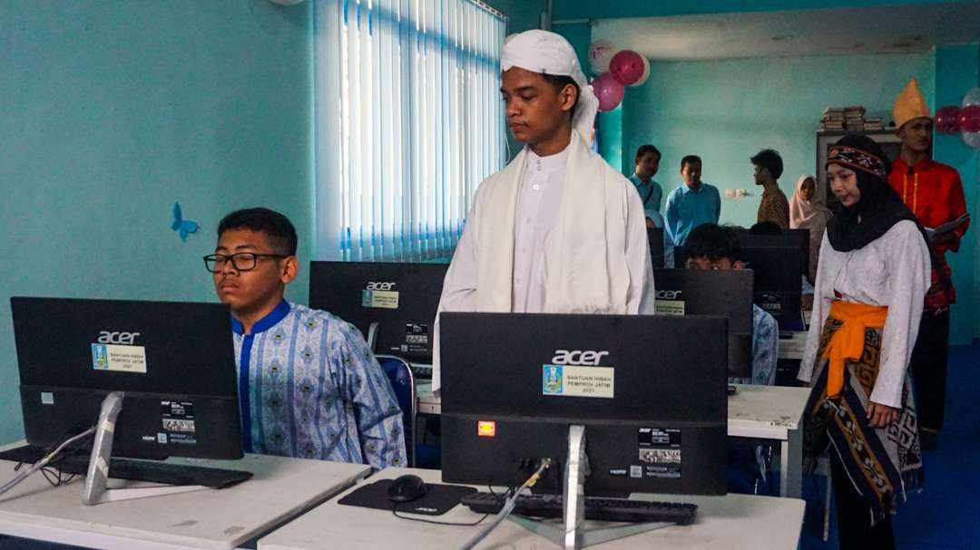 E-vote pemilihan Ortom SMP Muhammadiyah 2,Taman Sidoarjo. (Foto: Aini Arifin/Ngopibareng.id)