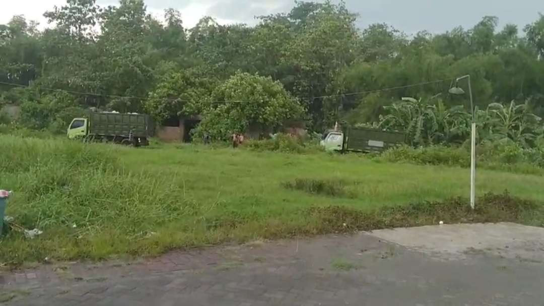 Dua truk diduga buang limbah masuk ke area perumahan di Mojokerto.(Istimewa)