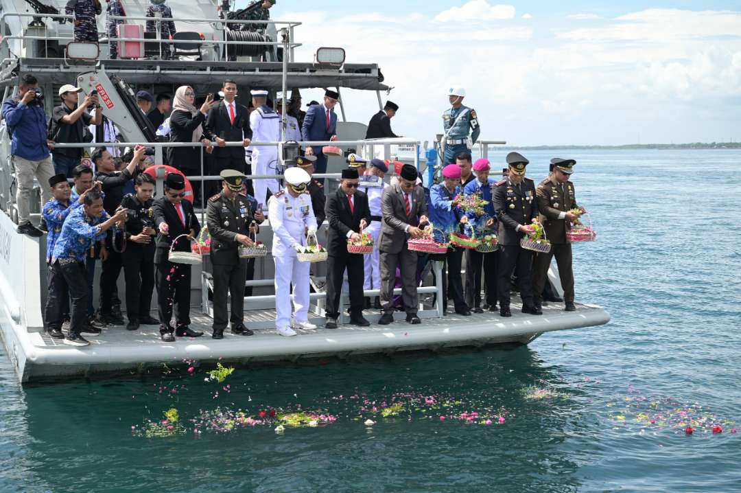 Upacaran tabur bunga di Selat Bali untuk mengenang dan menghormati para pahlawan yang telah mendahului (Foto: Istimewa)