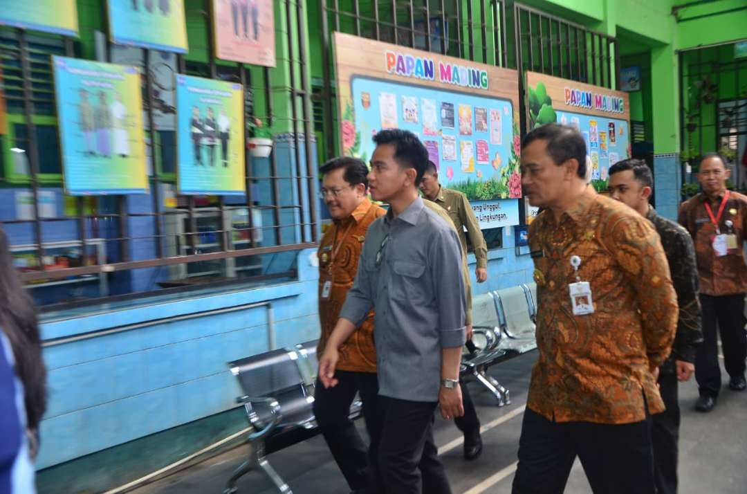 Gubernur Jawa Tengah Ahmad Luthfi mendampingi kunjungan kerja Wakil Presiden Gibran Rakabuming Raka meninjau pelaksanaan program Makan Bergizi Gratis (MBG) di SMP Negeri 9 Salatiga, Jumat 7 November 2025. (Foto: Pemprov Jateng)