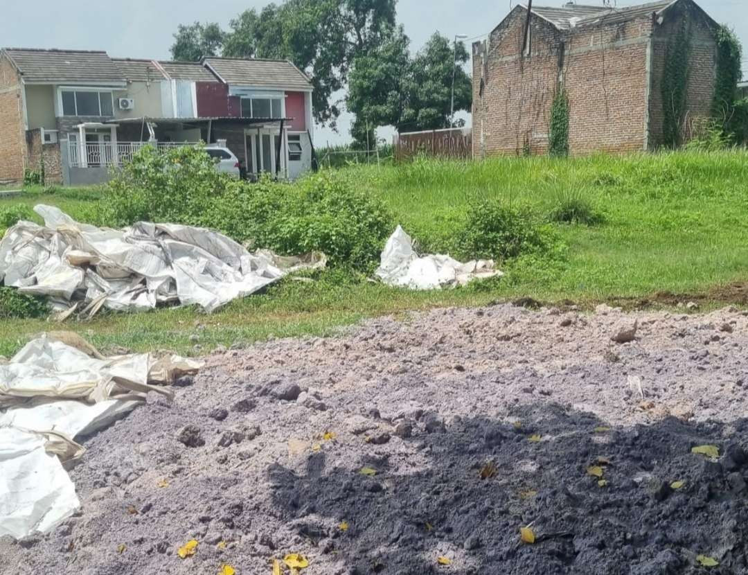 Limbah diduga leburan kertas dibuang di Desa Jambuwok, Kecamatan Trowulan. (Foto: Istimewa)