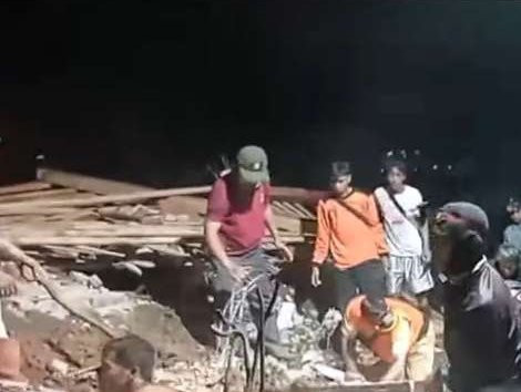 Tim gabungan BPBD Cilacap dan Tim SAR melakukan evakuasi atas korban longsor di Kecamatan Majenang, Kabupaten Cilacap, Jawa Tengah, Kamis 13 November 2025 malam. (Foto: tangkapan layar metrotv)