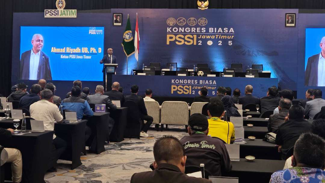 Ketua PSSI Jatim, Ahmad Riyadh UB, dalam Kongres Biasa PSSI Jatim 2025 di Hotel Sheraton, Surabaya, Senin, 17 November 2025. (Foto: Fariz Yarbo/Ngopibareng.id)