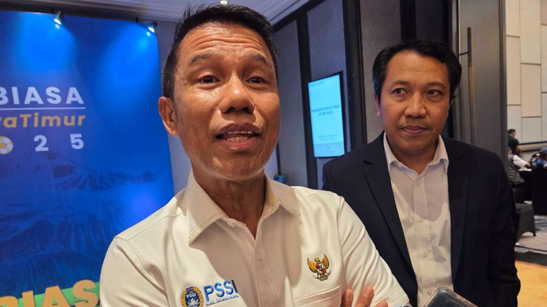 Sekjen PSSI, Yunus Nusi (kiri) usai membuka Kongres Biasa PSSI Jatim 2025 di Hotel Sheraton, Surabaya, Senin 17 November 2025. (Foto: Fariz Yarbo/Ngopibareng.id)