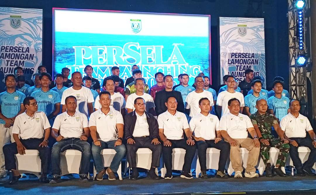 CEO Persela Fariz Julinar Maurisal (jas hitam berdiri) saat launching Persela 2025. (Foto: Imron Rosidi/Ngopibareng.id)