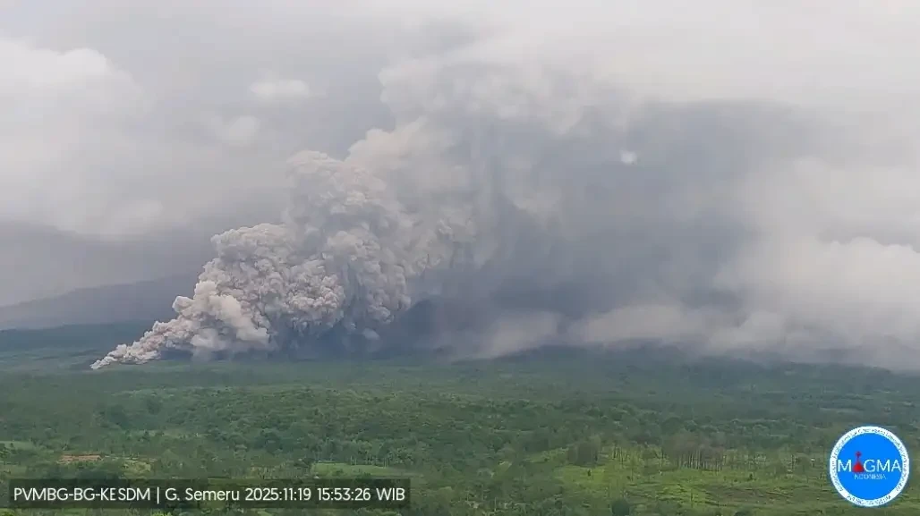 Gunung Semeru mengalami erupsi, Rabu 19 November 2025. (Foto: Fariz Yarbo/Ngopibareng.id)