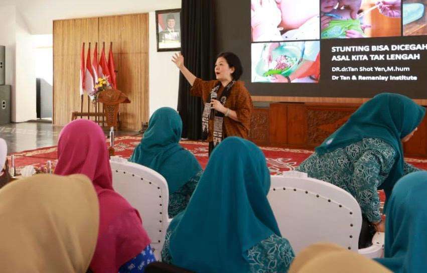 Para Kader Posyandu Banyuwangi mendapatkan wawasan tentang gizi dari  Dr. dr. Tan Shot Yen. (Foto: Pemkab Banyuwangi)