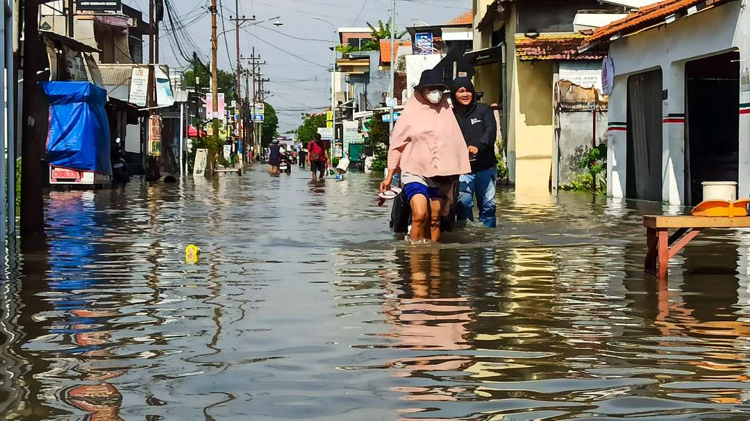 Kecamatan Sidoarjo dikepung banjir akibat hujan deras. (Foto: Aini Arifin/Ngopibareng.id)
