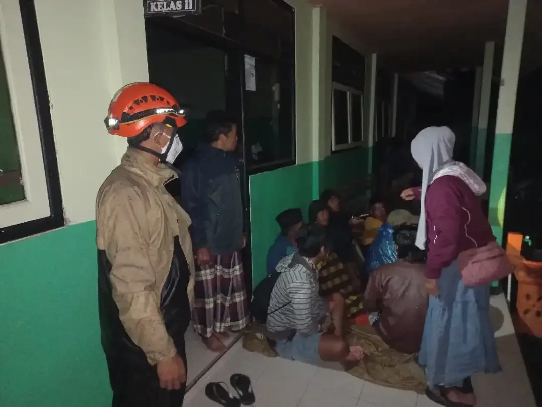 Sebanyak 300 warga mengungsi di pos pengungsian yang tersebar di 2 titik yakni di Balai Desa Oro-Oro Ombo dan SD 2 Supiturang, Kabupaten Lumajang, Jawa Timur pada Rabu 19 November 2025. (Foto: BPBD Kabupaten Lumajang)