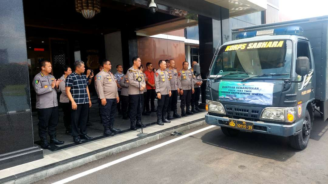 Wakapolda Jatim, Brigjen Pol Pasma Royce melepas bantuan untuk pengungsi terdampak erupsi Gunung Semeru di Mapolda Jatim, Surabaya, Jumat 21 November 2025. (Foto: Fariz Yarbo/Ngopibareng.id)
