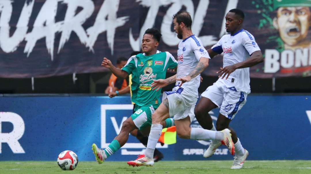 Pemain Persebaya, Toni Firmansyah mendapat pengawalan pemain-pemain Arema dalam pertandingan di Stadion Gelora Bung Tomo, Surabaya, Sabtu, 22 November 2025. (Foto: Fariz Yarbo/Ngopibareng.id)